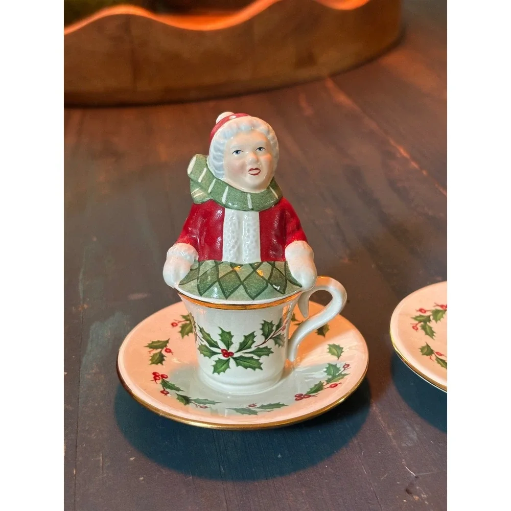 Lenox Boxed Holiday Santa & Mrs Claus Salt & Pepper Shakers Teacup Set Gold Trim